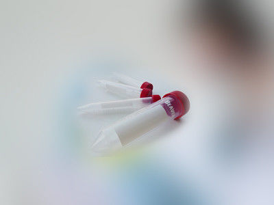 Parte inferior cônica estéril dos tubos de centrifugador 50mL do laboratório