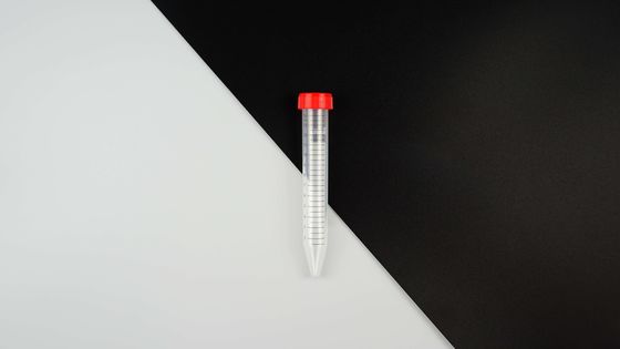 Parte inferior cônica estéril dos tubos de centrifugador 50mL do laboratório